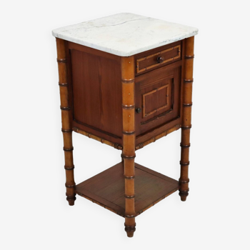 Table de chevet en pitch pin faux bambou et marbre, fin 19ème siècle