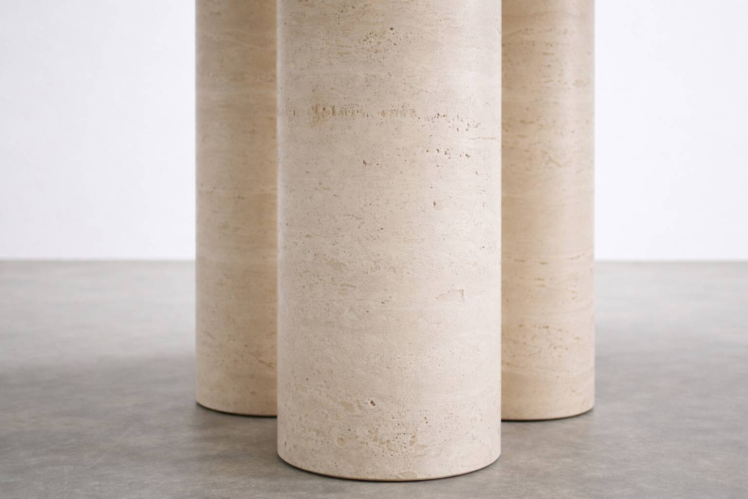 Round dining table in travertine – Ø 140 cm