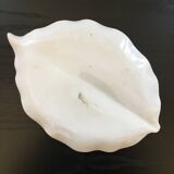 Plat feuille nervurée en porcelaine