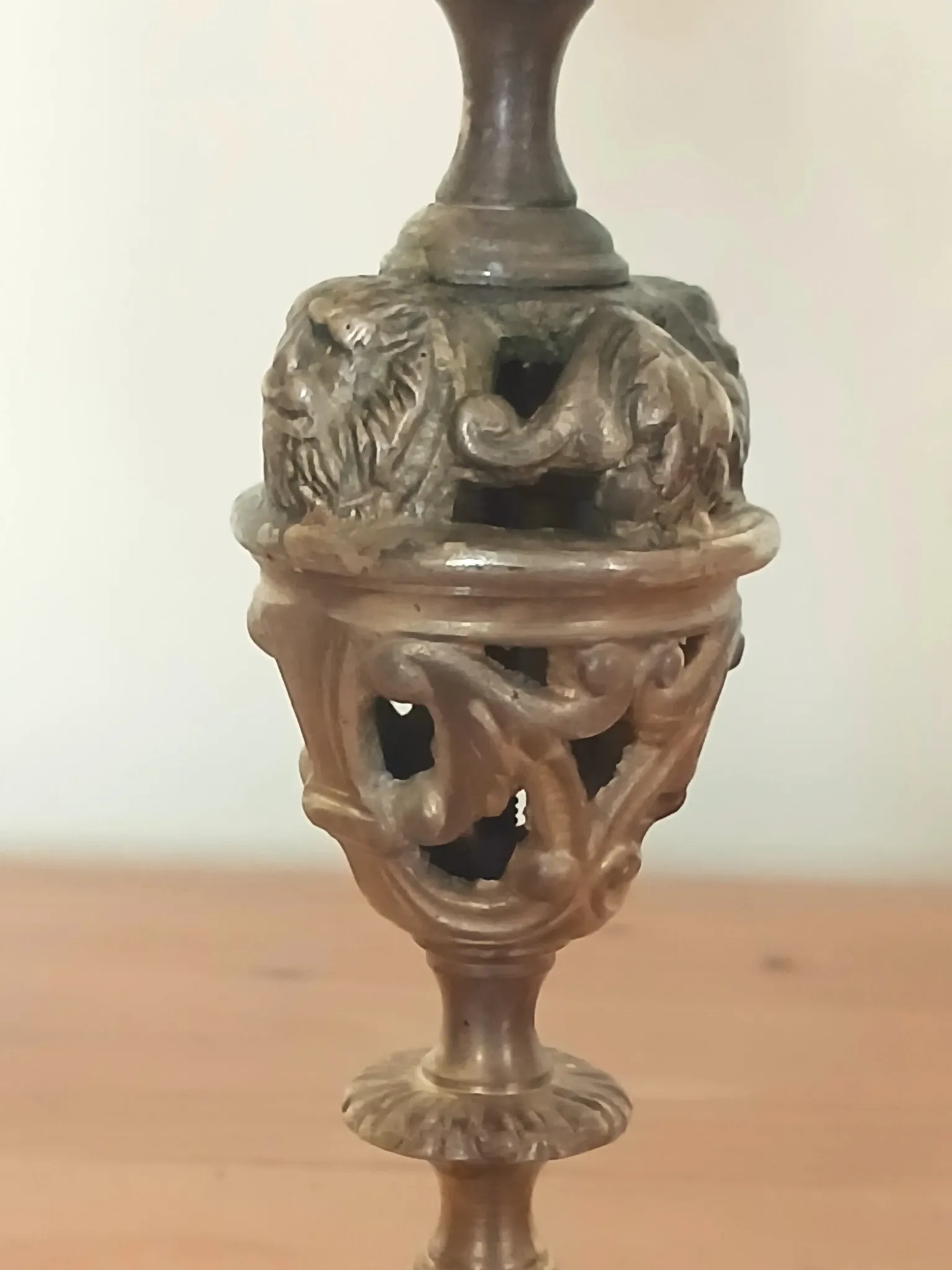 four-light candelabrum in chiselled brass from the 19th century