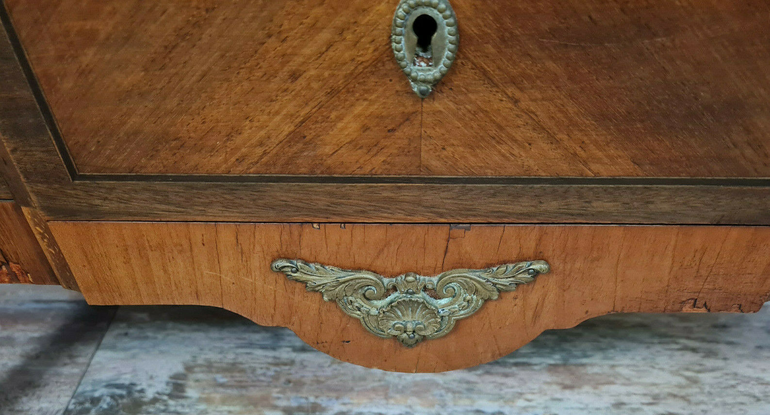 Commodity Transition of Lady to jump in noble wood marquetry around 1850