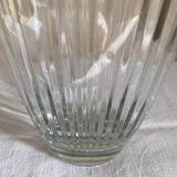 Vase strié en verre moulé