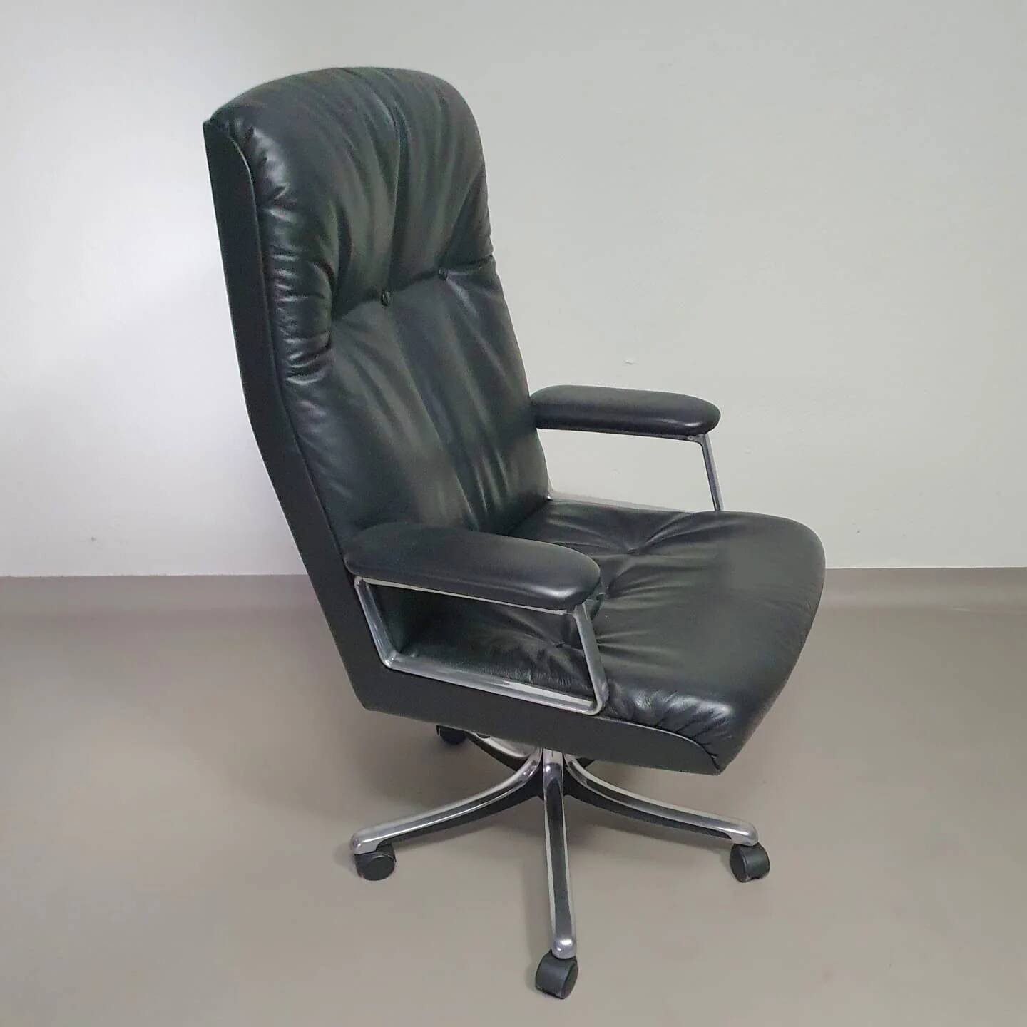Vintage office chair P128 by Osvaldo Borsani for Tecno