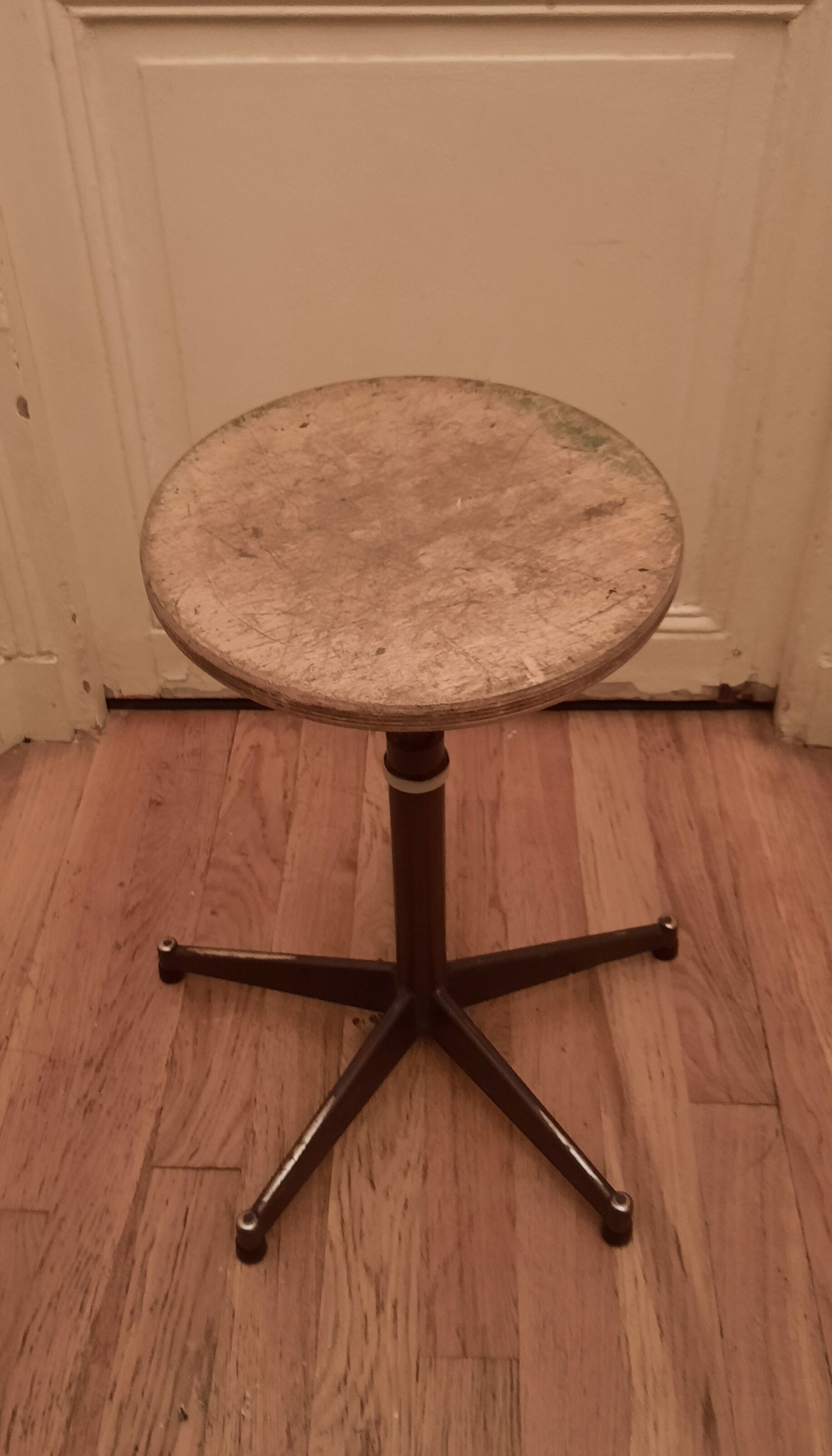 Tabouret d'atelier réglable