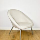 Fauteuil coque beige ivoire des années 70 sur pieds métal gris - magnifique