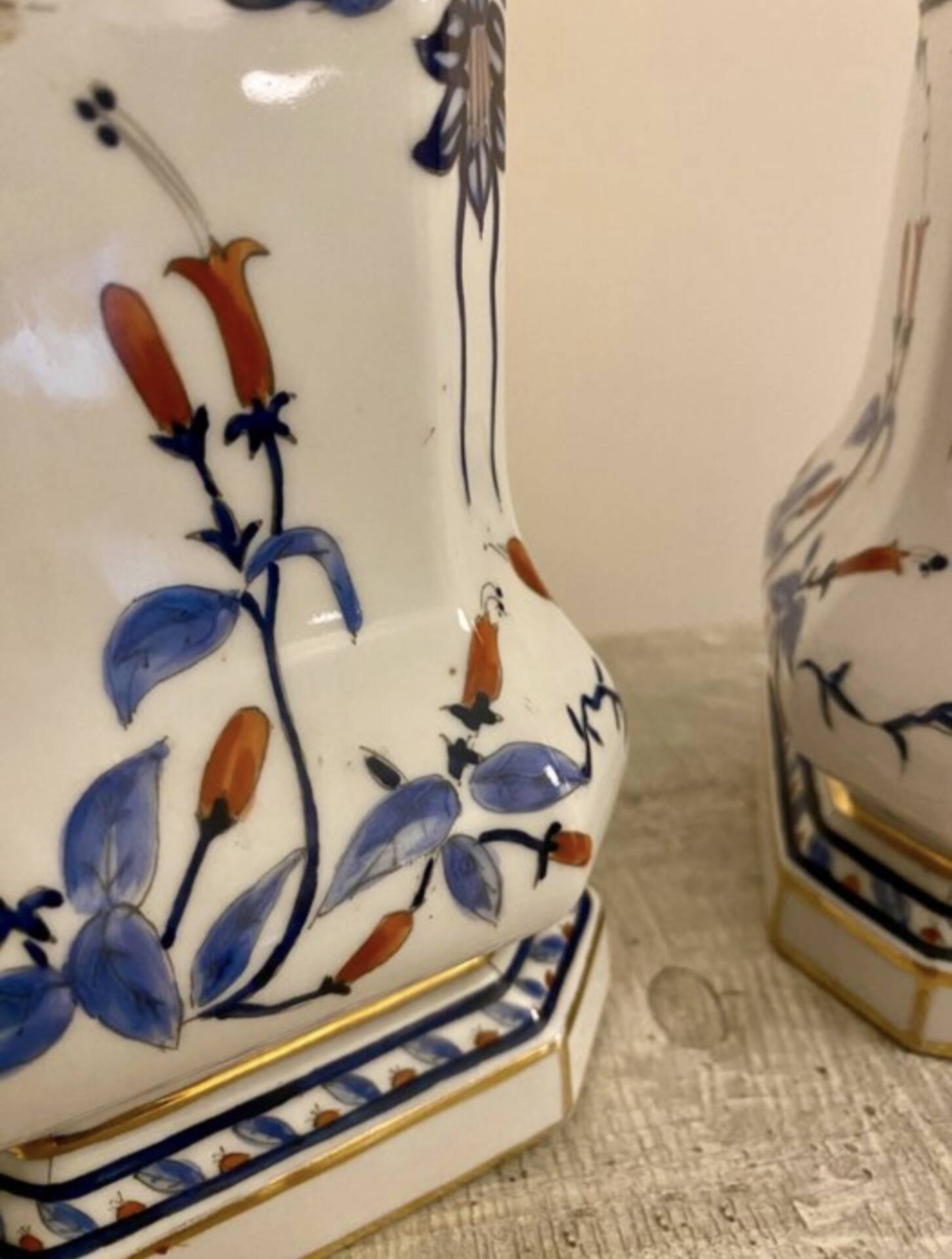 Pair of Kutani Eisen Vases - Porcelain - Showa Period (1926-1989)