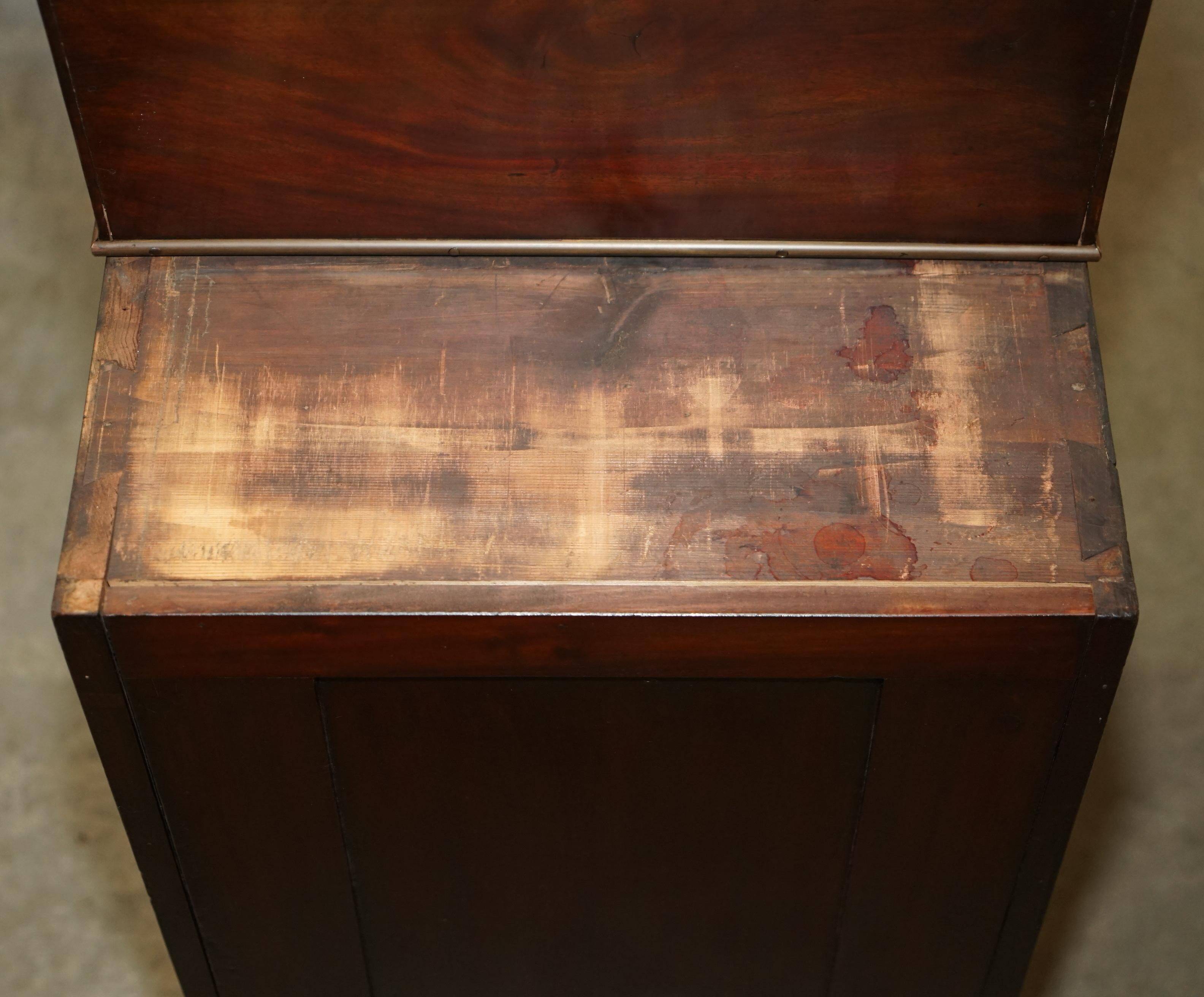 Bureau de campagne Davenport victorien antique en cuir avec galerie en laiton
