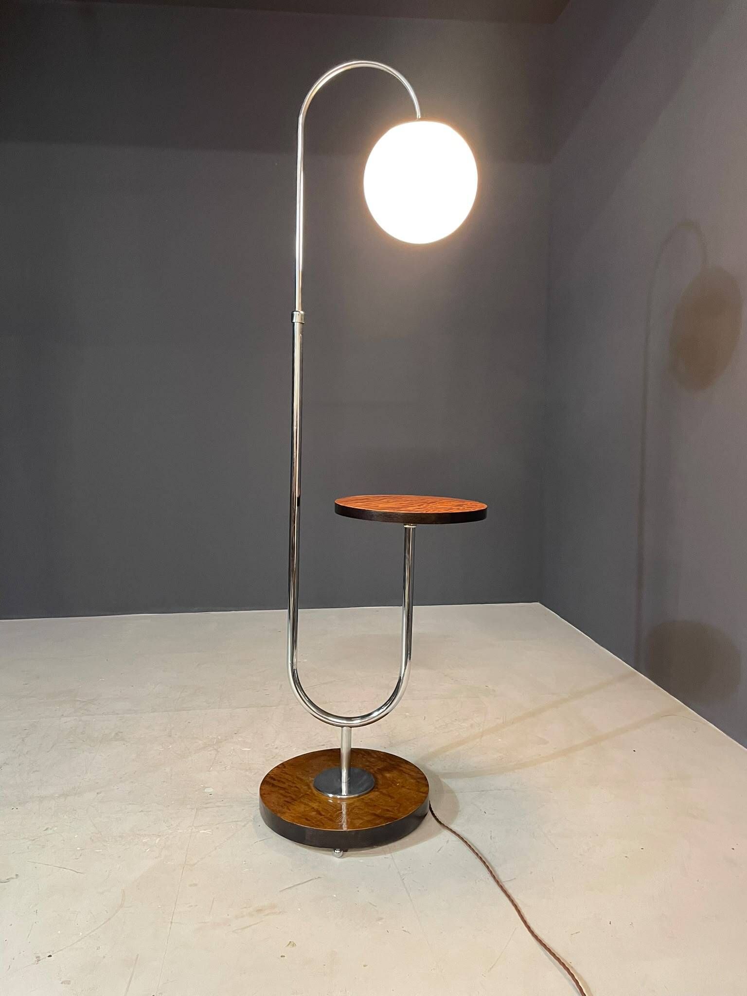 Lampe de sol Bauhaus restaurée avec table intégrée par R. Slezák
