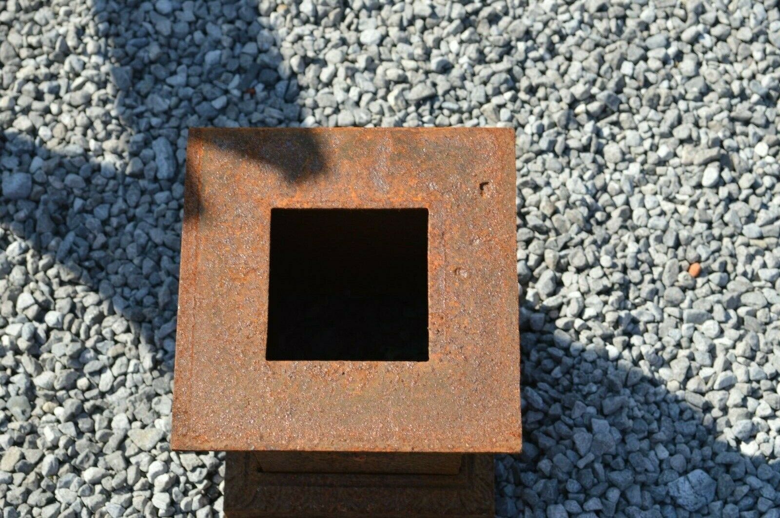 Cast iron base for medics or statue
