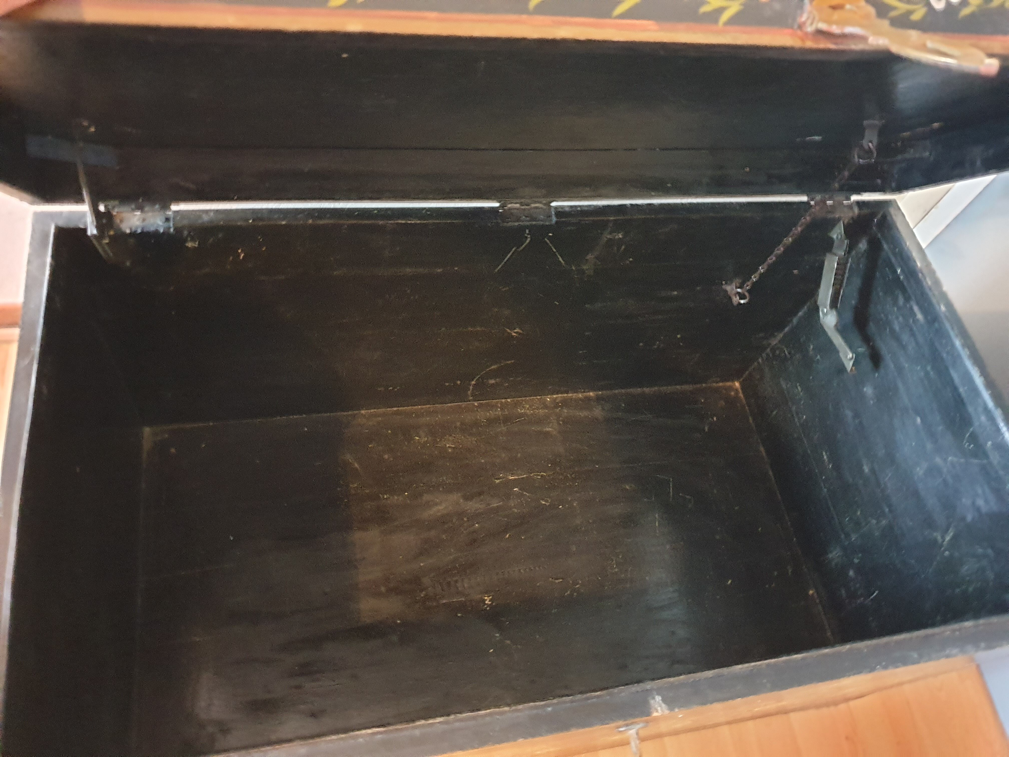 Old trunk chest lacquered Indian lacquered wood