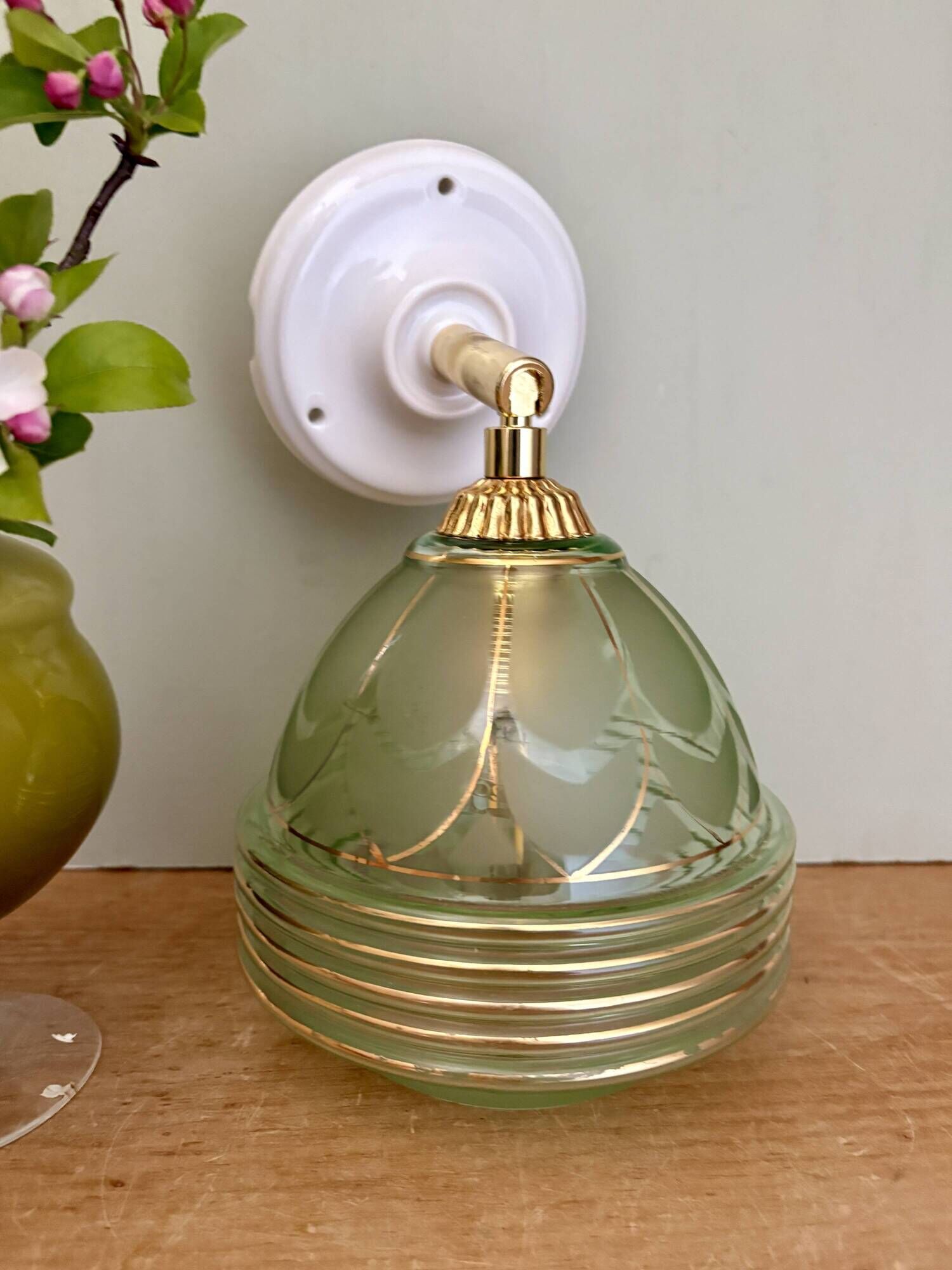 Vintage art deco tulip wall lamp in green and gold glass