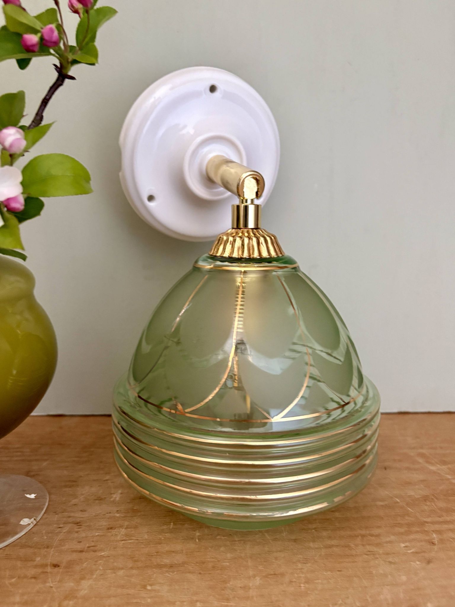 Vintage art deco tulip wall lamp in green and gold glass