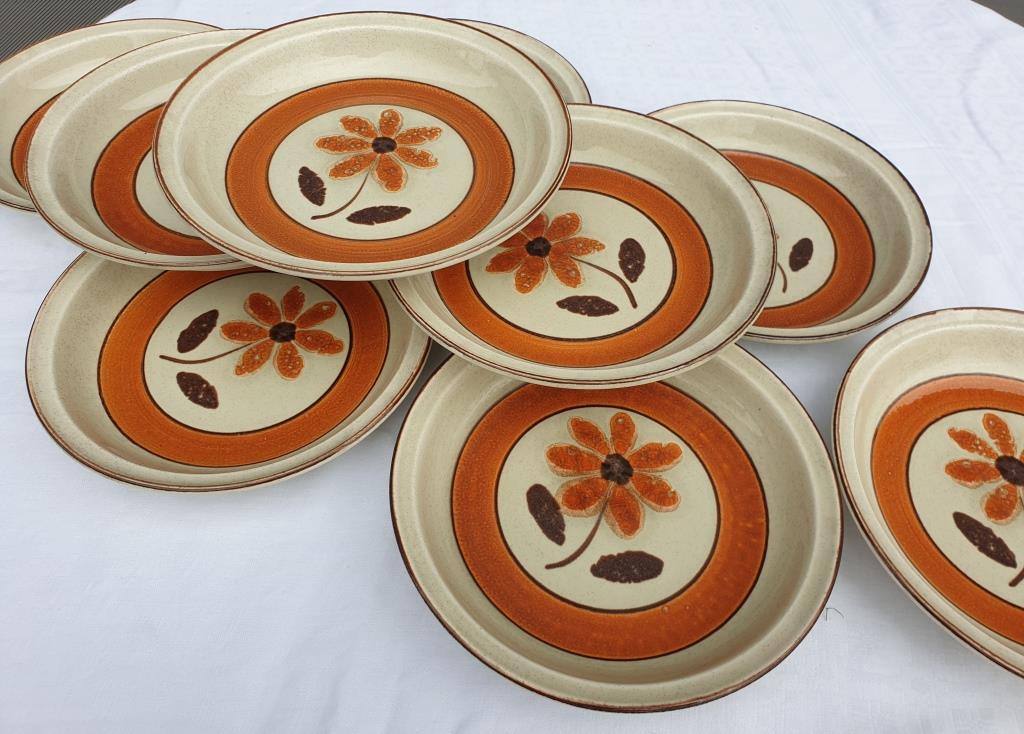 Set 11 plates 1970 Revernay Sarreguemines orange and brown on sandstone background