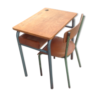 Pupitre d'écolier et sa chaise
