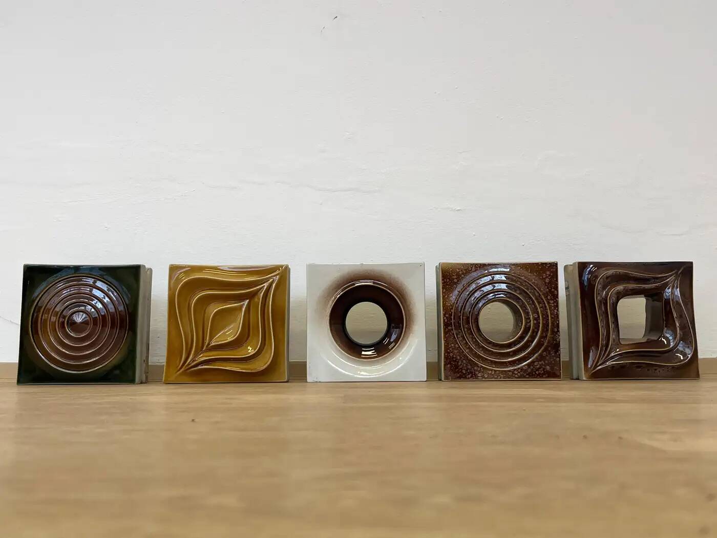 Carreaux en céramique au design unique / Tchécoslovaquie, années 1960, jamais utilisés, 23 pièces