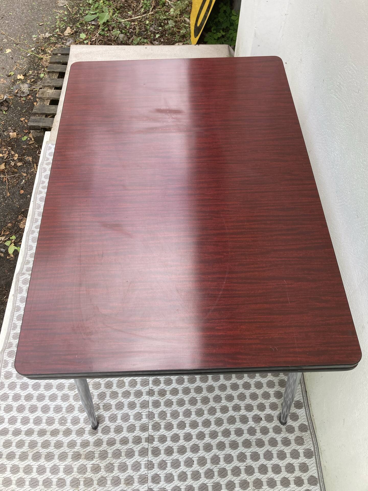 Table Formica jpp couleur lie de vin
