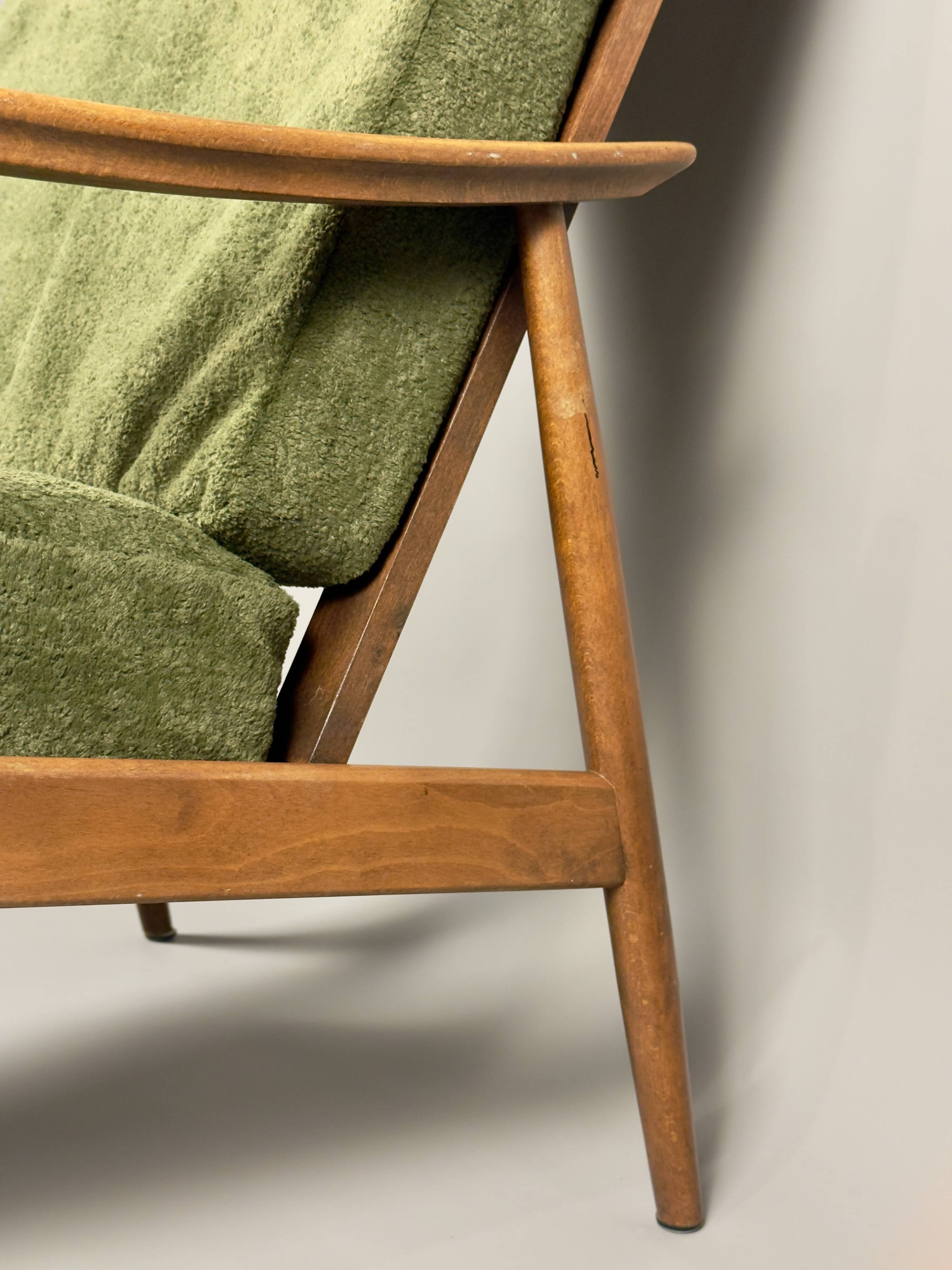 Fauteuil scandinave – revêtement vert, bois de hêtre, vintage