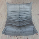 Chauffeuse "Togo" en cuir gris modèle dessiné par Michel Ducaroy 1973