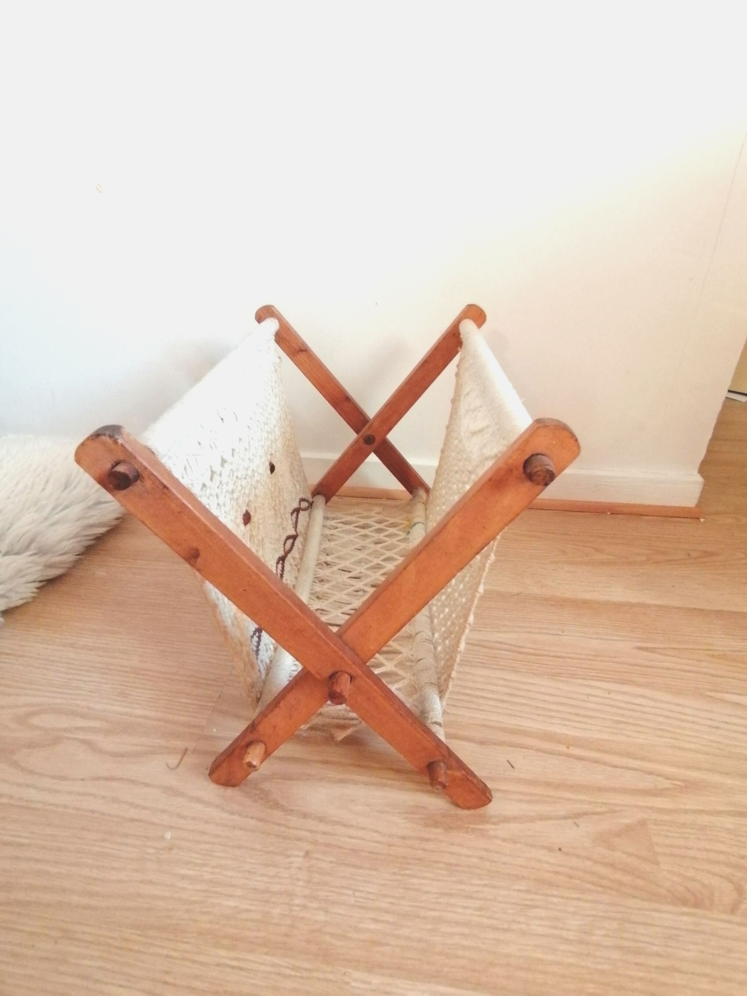 Bohemian magazine holder in macramé and pearls, 60s