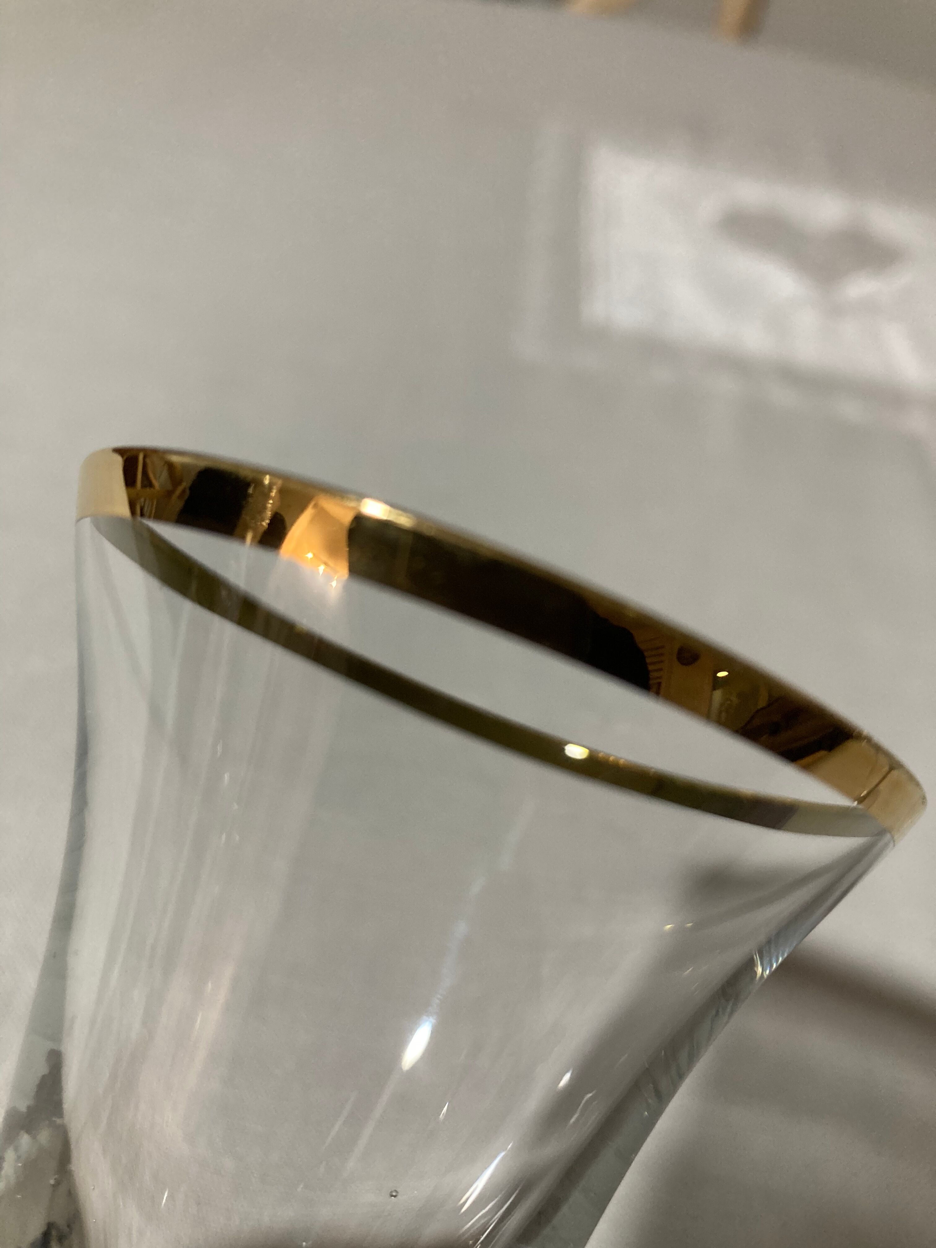 4 verres à pied à apéritif à liseré doré en verre soufflé