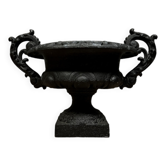 Large Medici basin cast iron nineteenth century