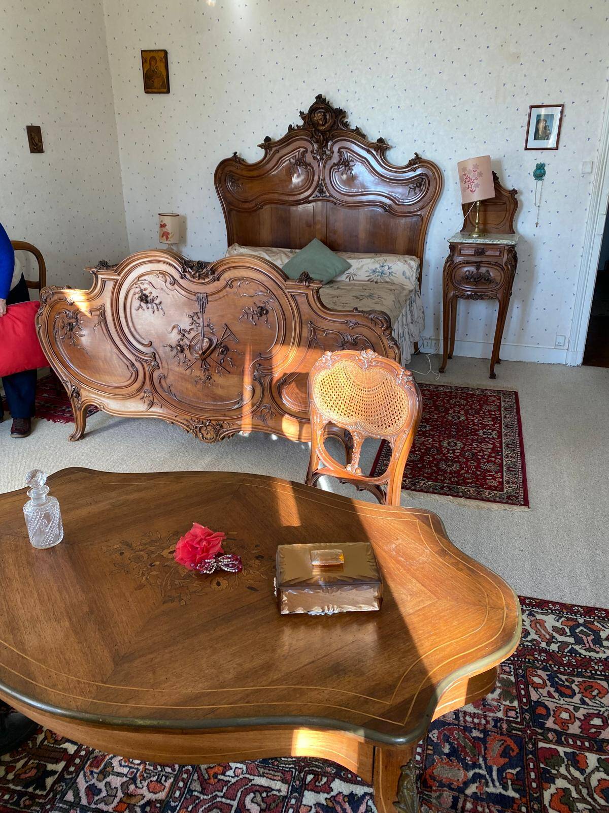 Superb Louis XV Provençal bed in richly carved and engraved walnut.