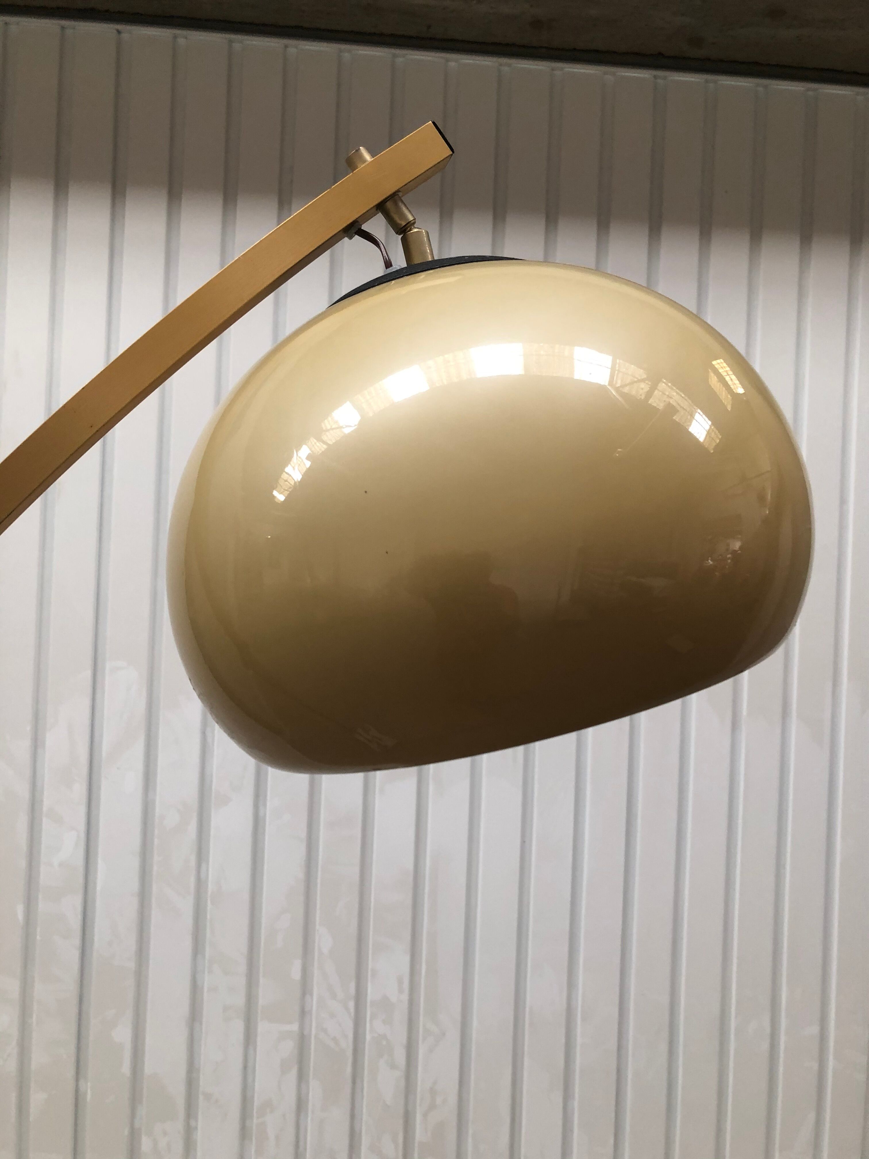 Lampadaire arc doré design des années 70