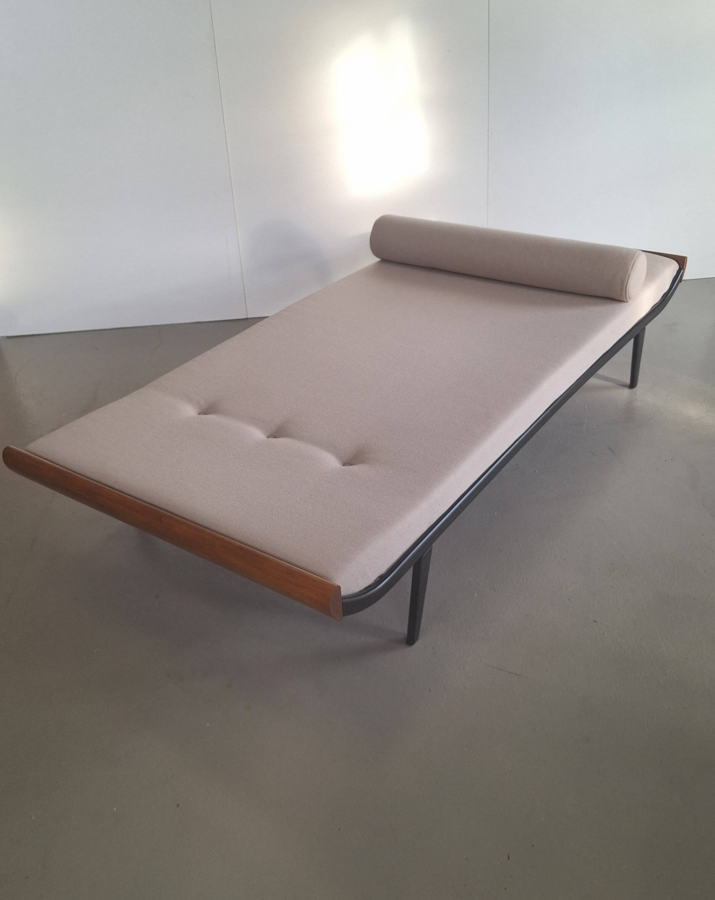 Reupholstered Mid Century Daybed Cleopatra, 1960s