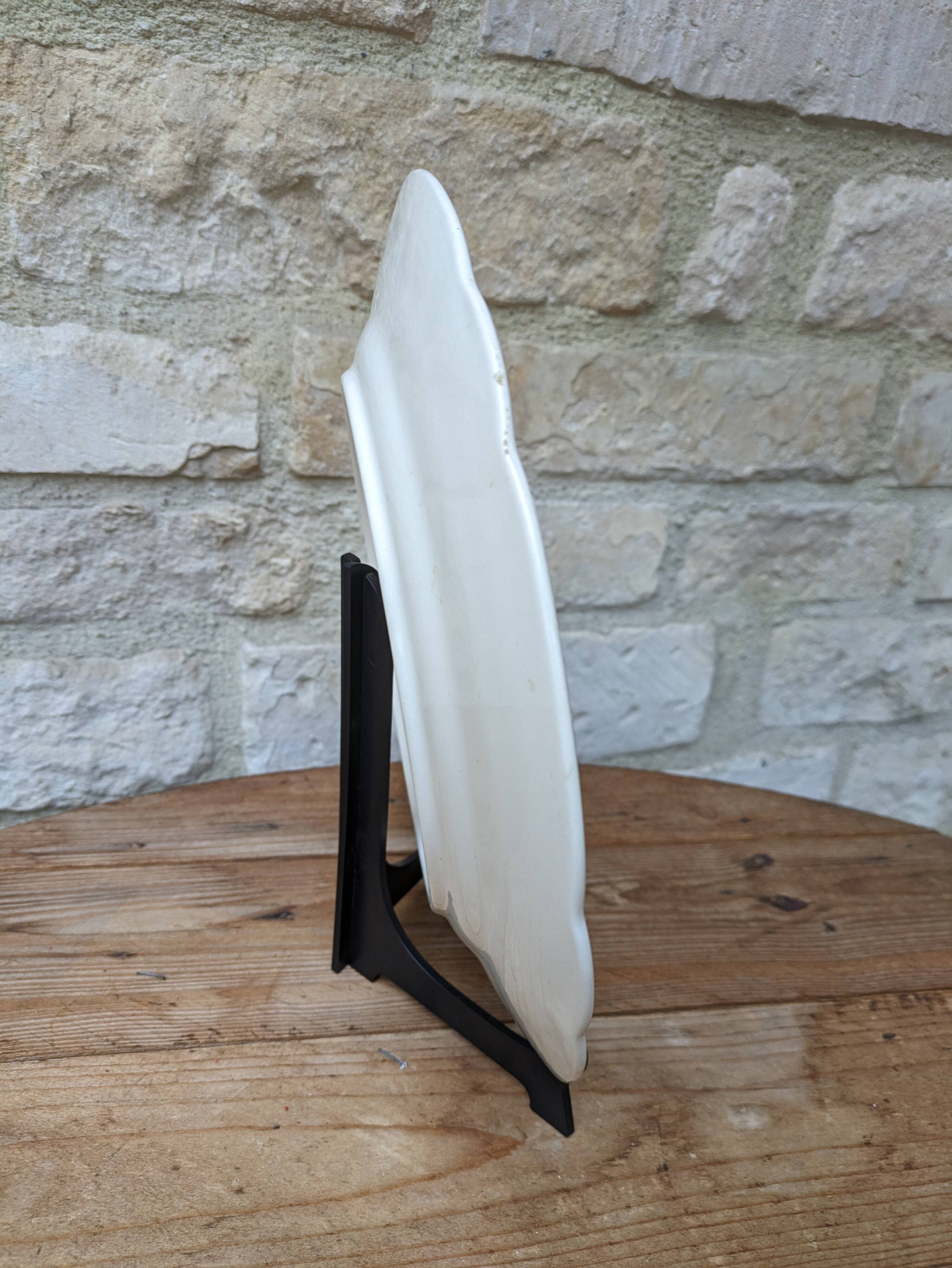 Villeroy & Boch large round plate in beige with gold trim