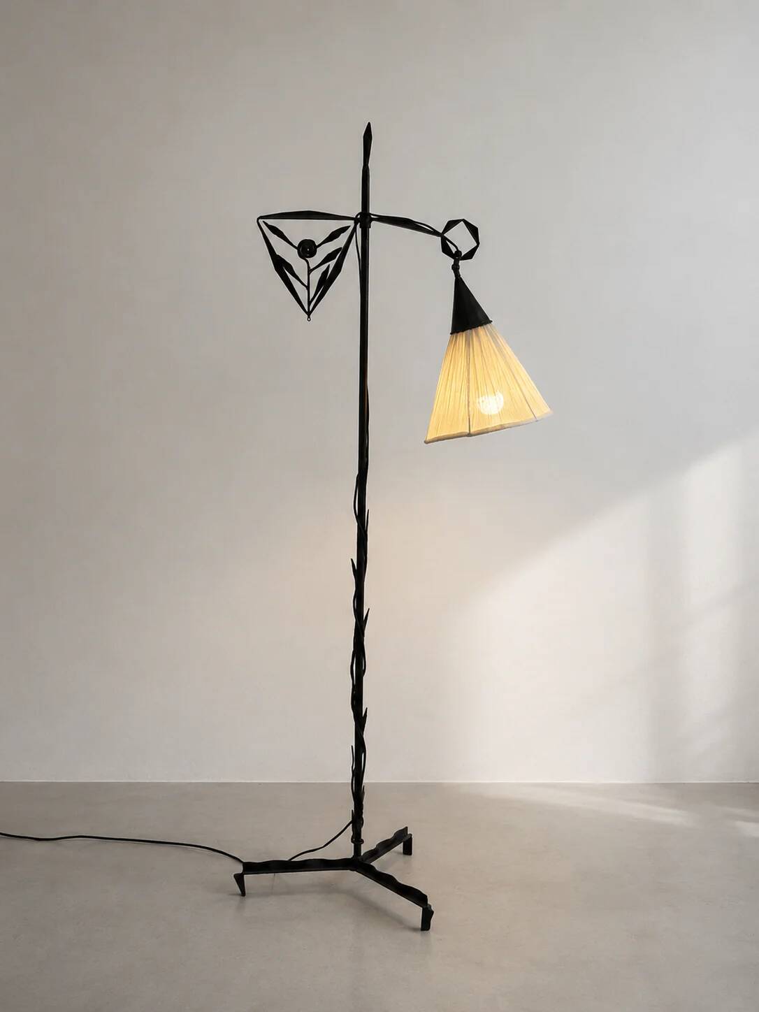 Lampe de sol en fer forgé Arts & Crafts de l'École d'Amsterdam