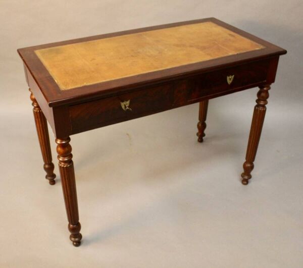 Bureau plat en acajou xixème dessus cuir