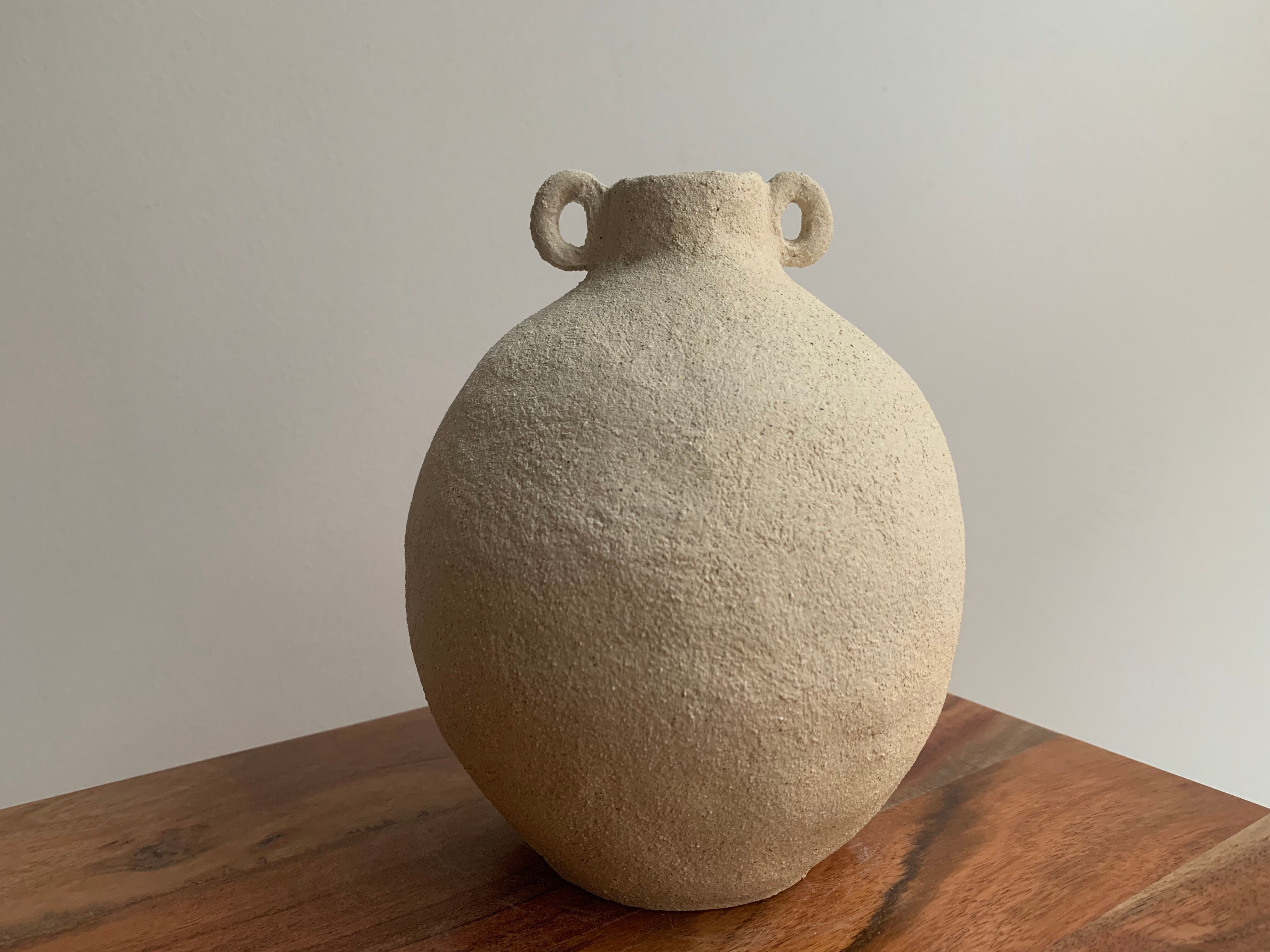 Chamotted white sandstone vase