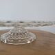 Assiette sur piedouche en verre moulé