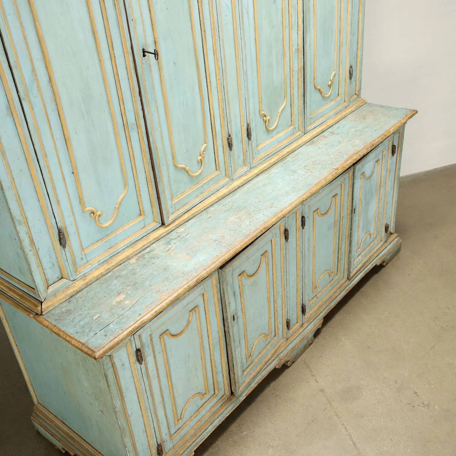 Baroque-style buffet from the mid-18th century in lacquered wood.