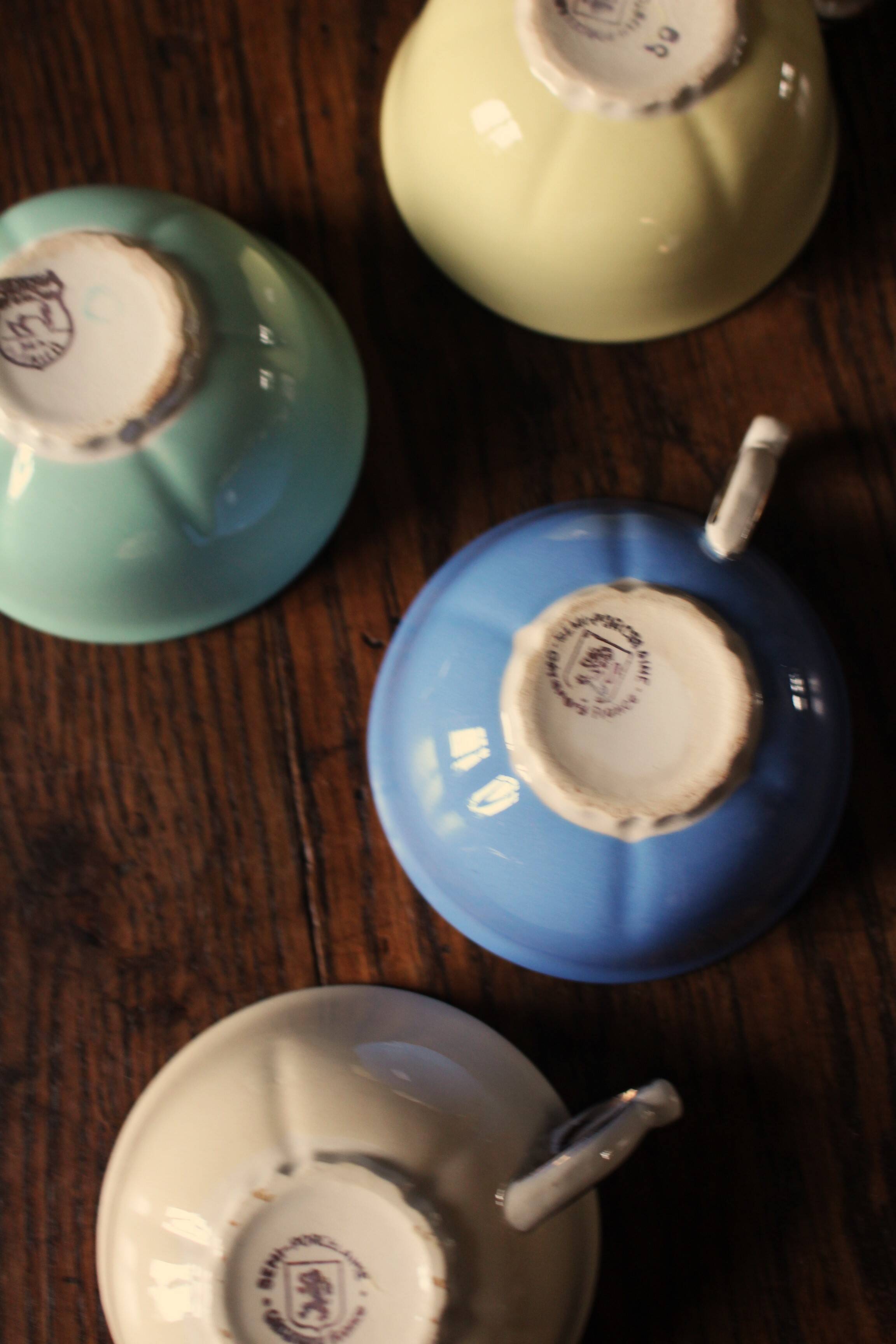 4 Céranord colored and gilded coffee cups