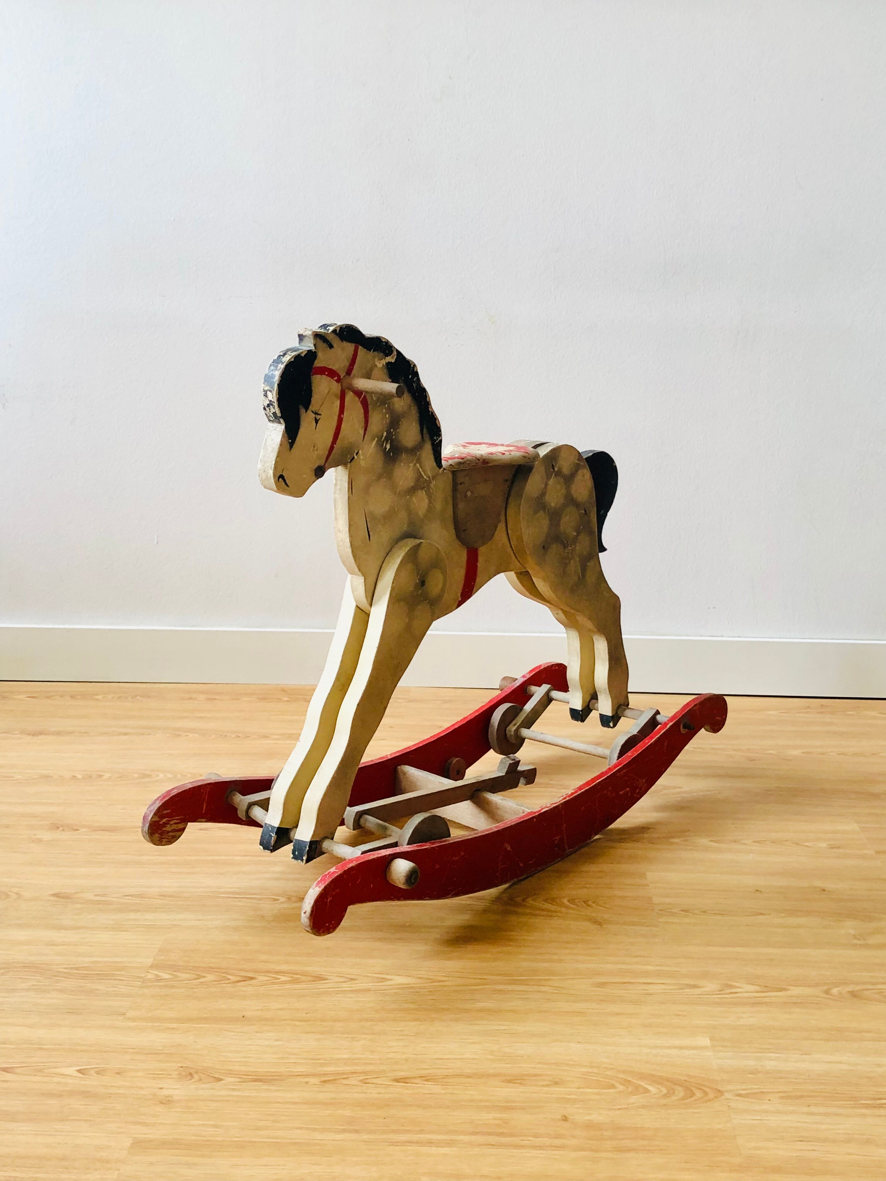 Cheval en bois ancien à bascule et à roulettes