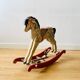 Cheval en bois ancien à bascule et à roulettes
