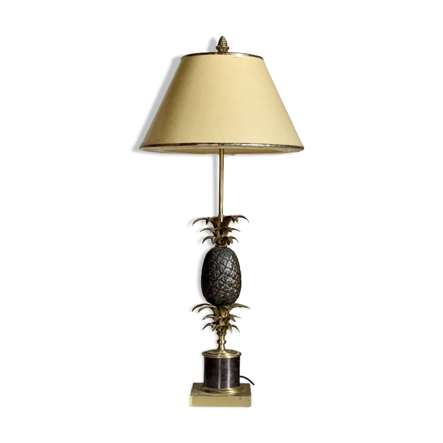 Bronze pineapple lamp