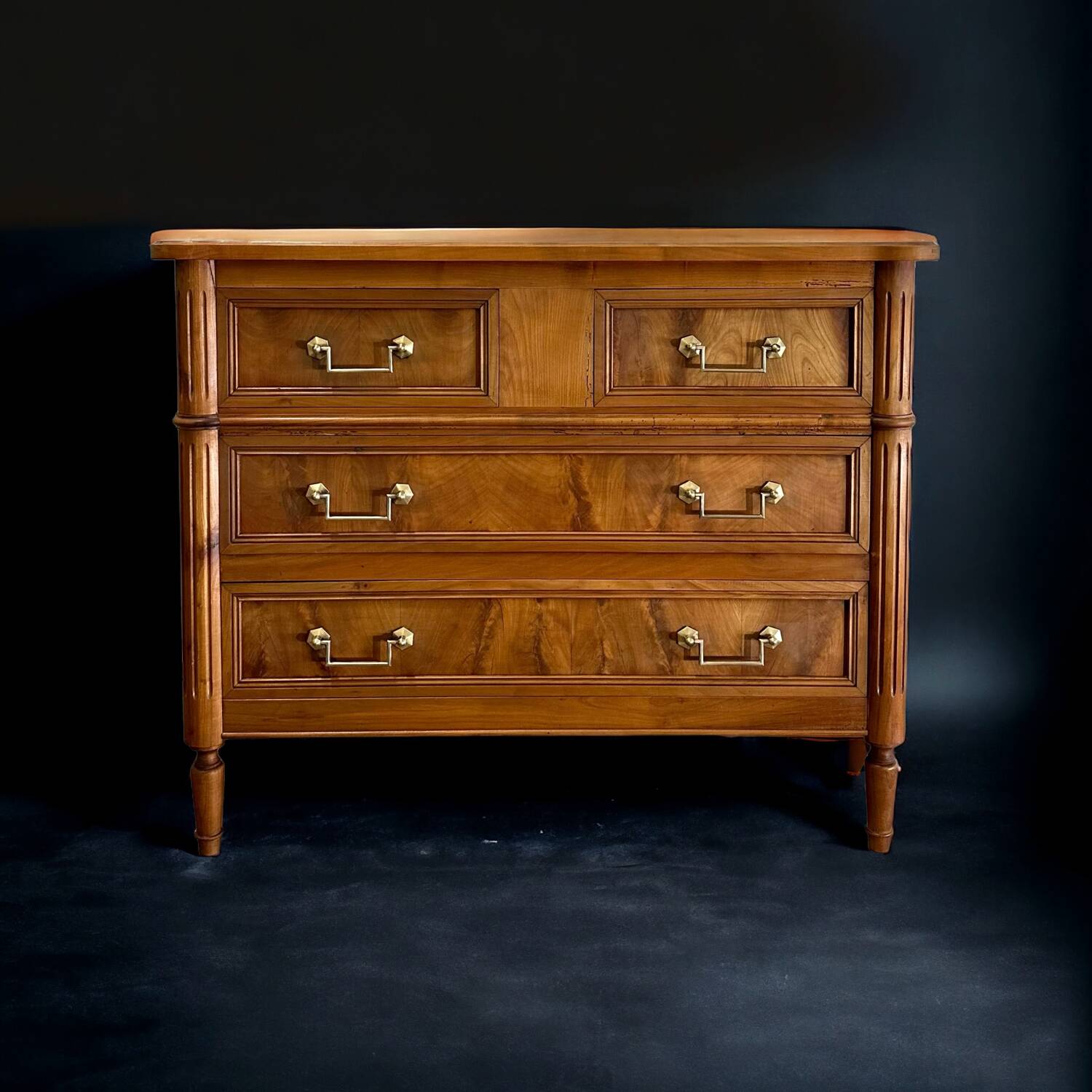 Commode de style Louis XVI en merisier