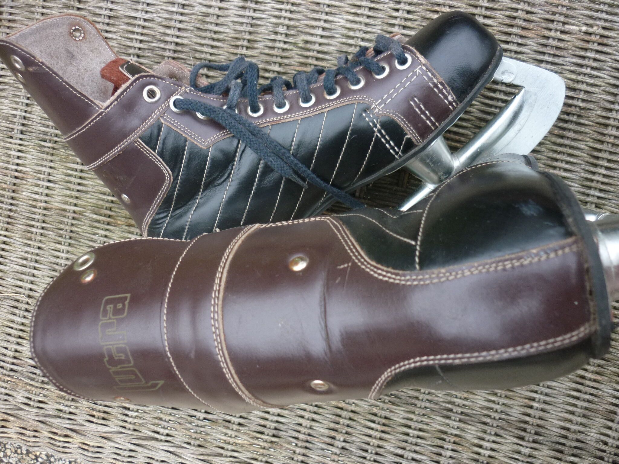 Old Lutra ice hockey skates