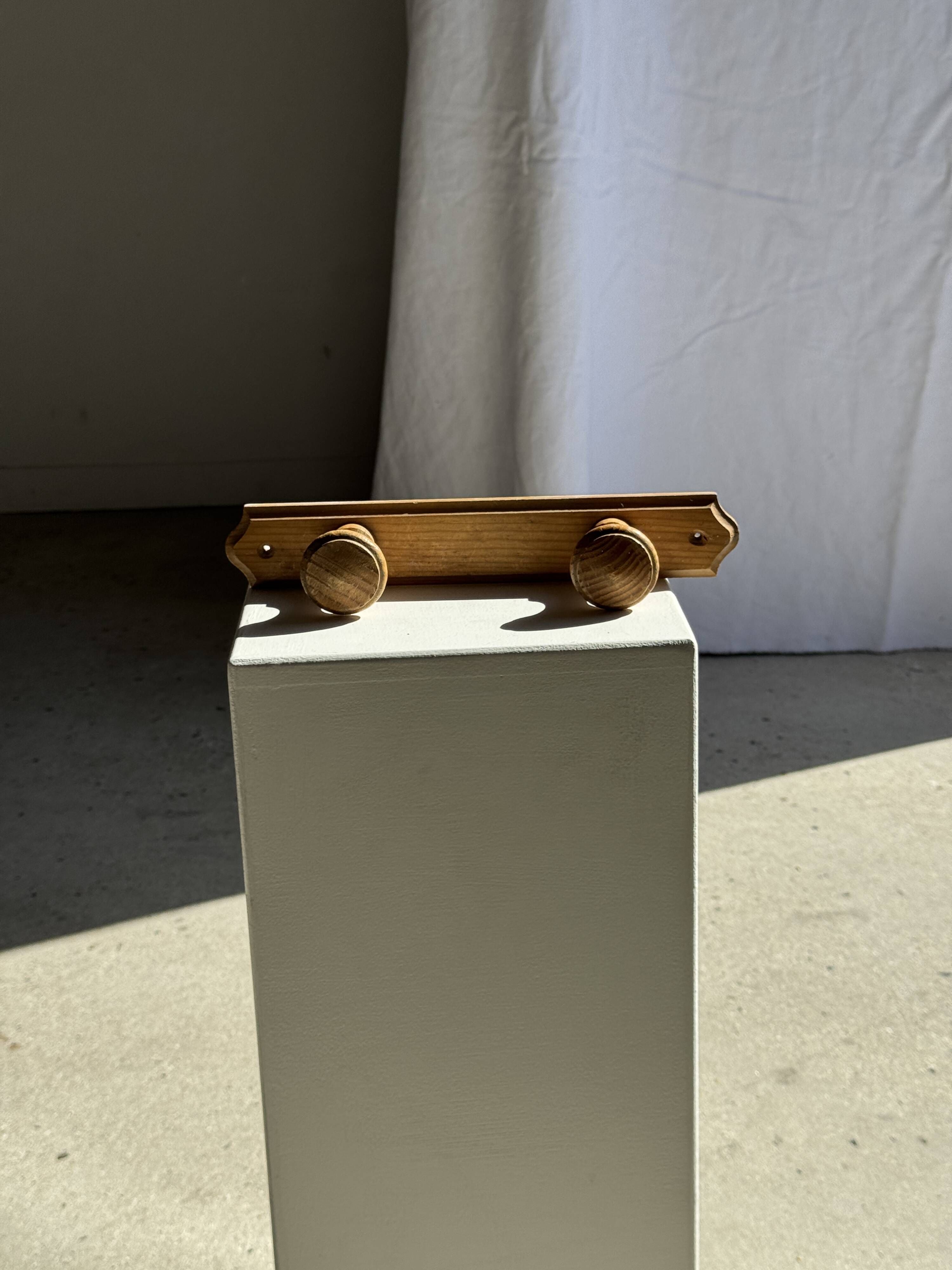 Small coat hook with two round button hooks in pine H5
