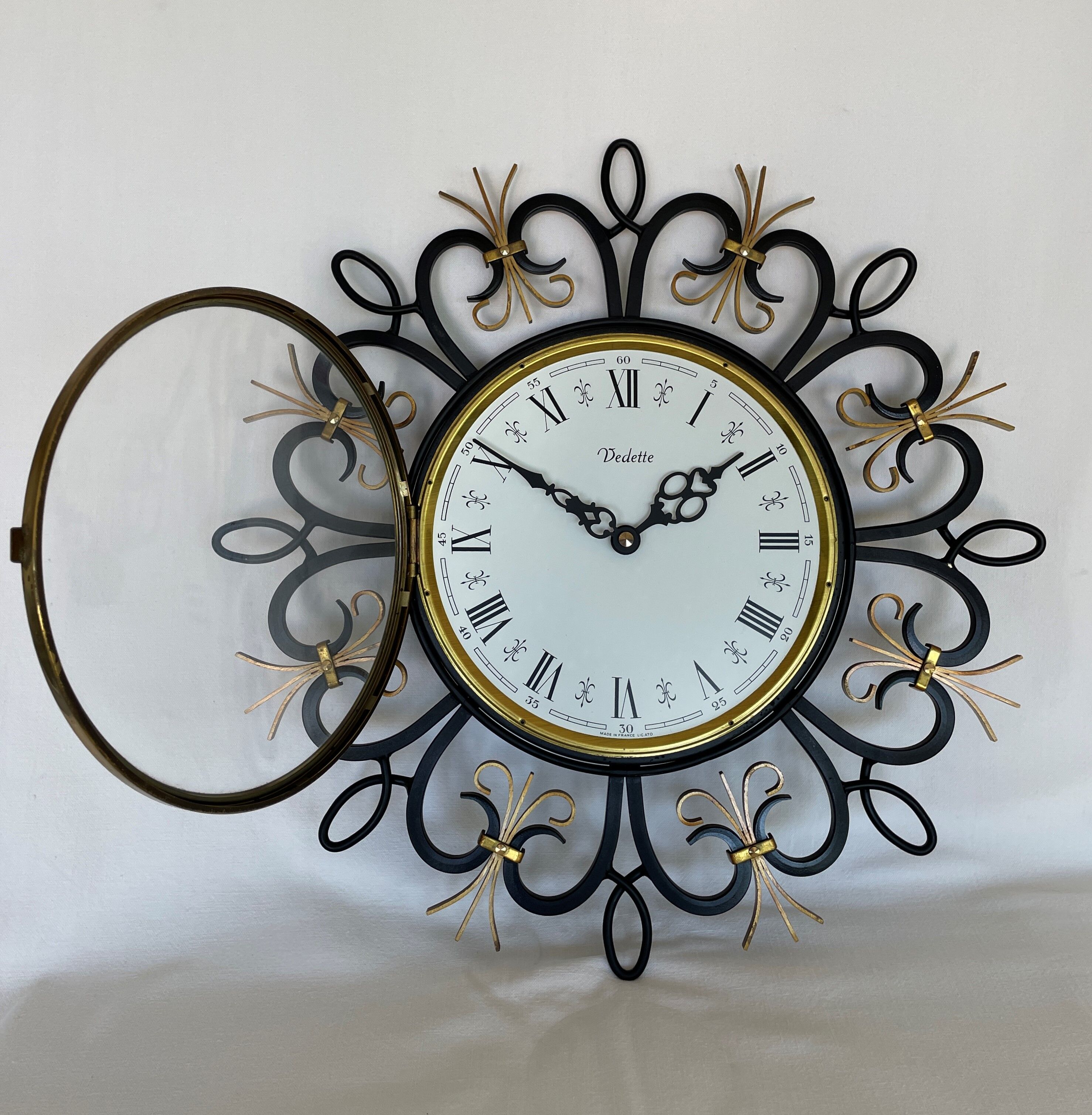 Wall clock Featured from the 60s