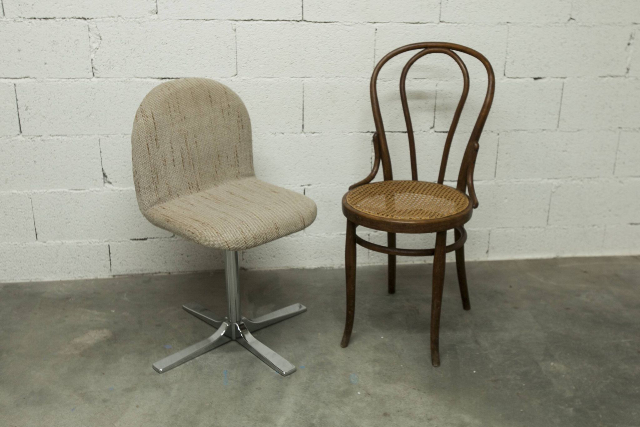 Chaise pivotante chrome et tissu chiné propre et solide 1970