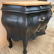 Commode galbée peinte en noir et bois