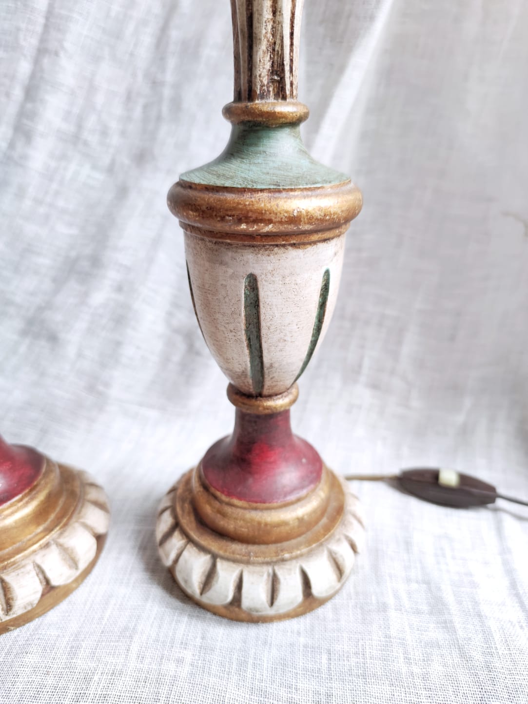 Paire de pieds de lampe en bois laqué