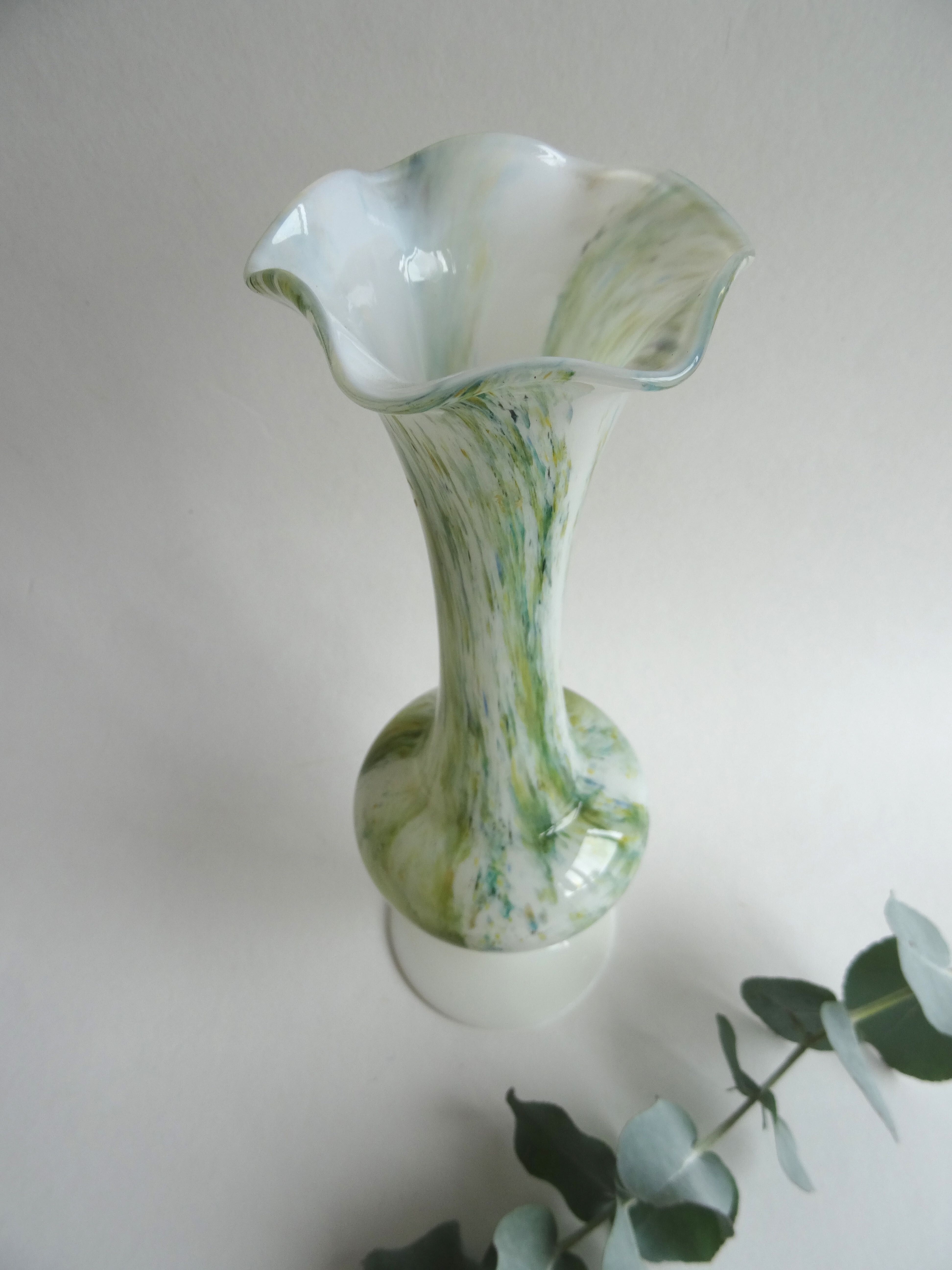 Vase en opaline vert et blanc