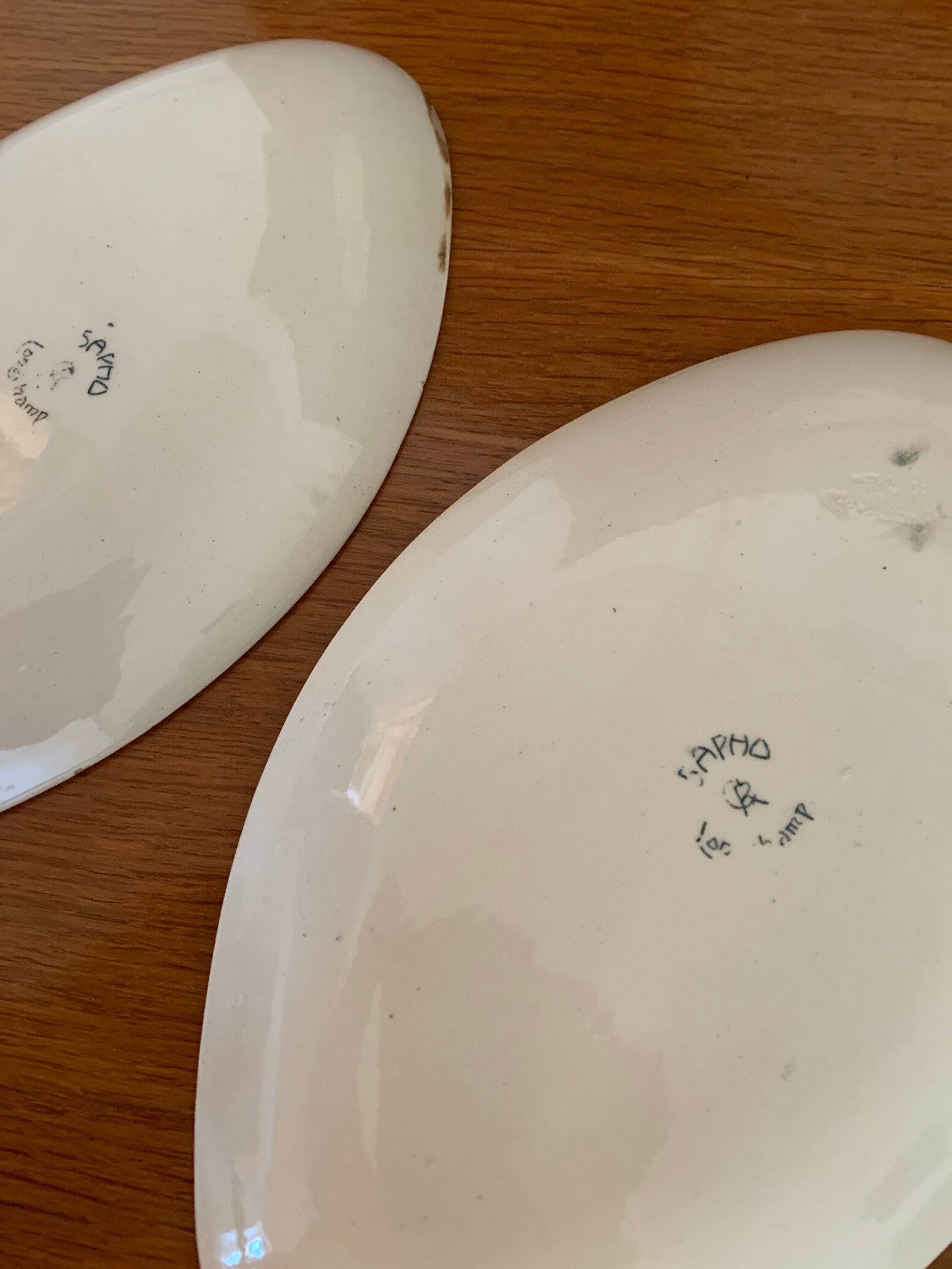 2 iron earthenware dishes