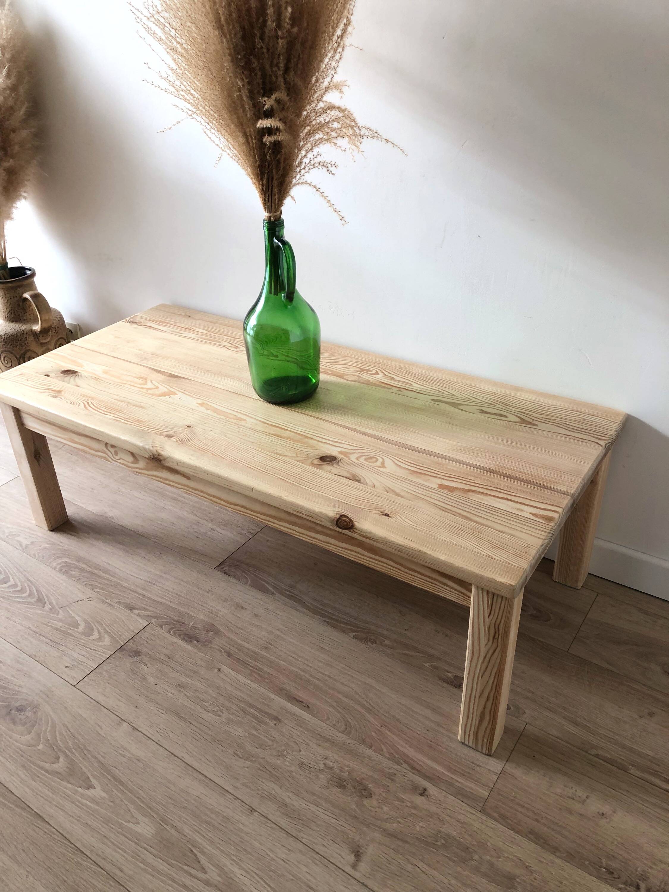 Farmhouse style coffee table, in solid pine