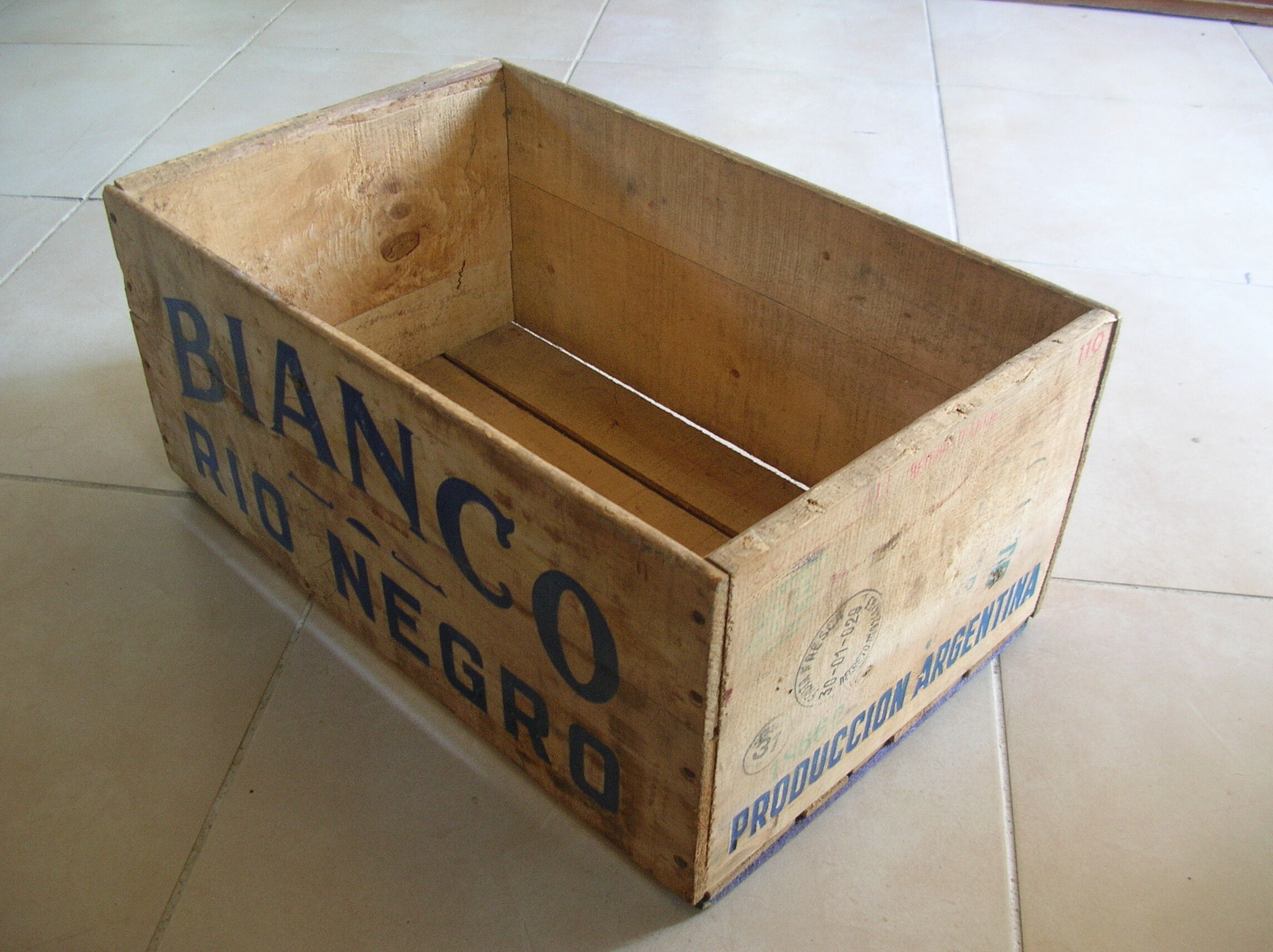 Old box Bianco Peras Rio Negro Argentina deco wood retro vintage kitchen