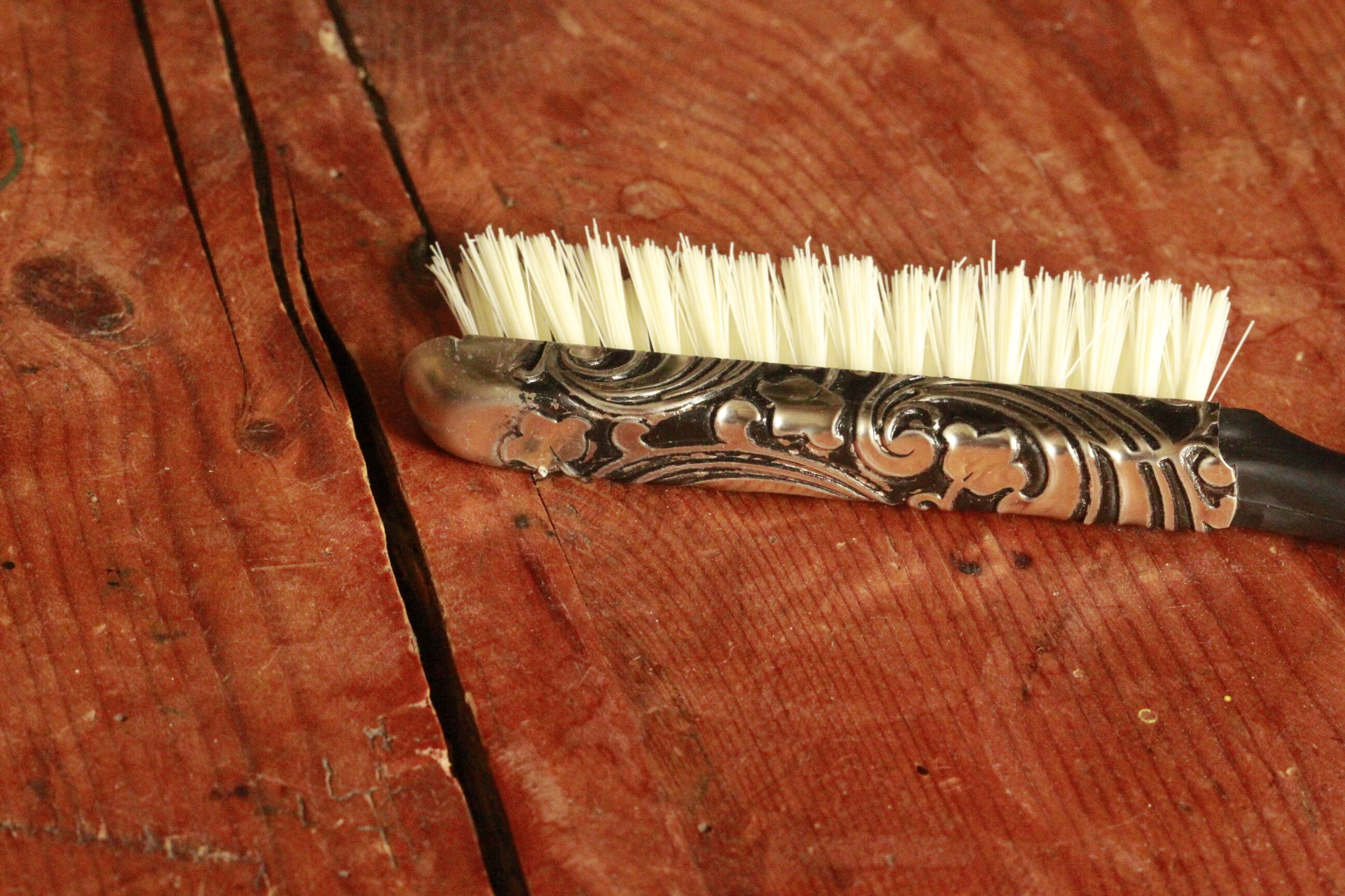 Shovel picks up crumbs